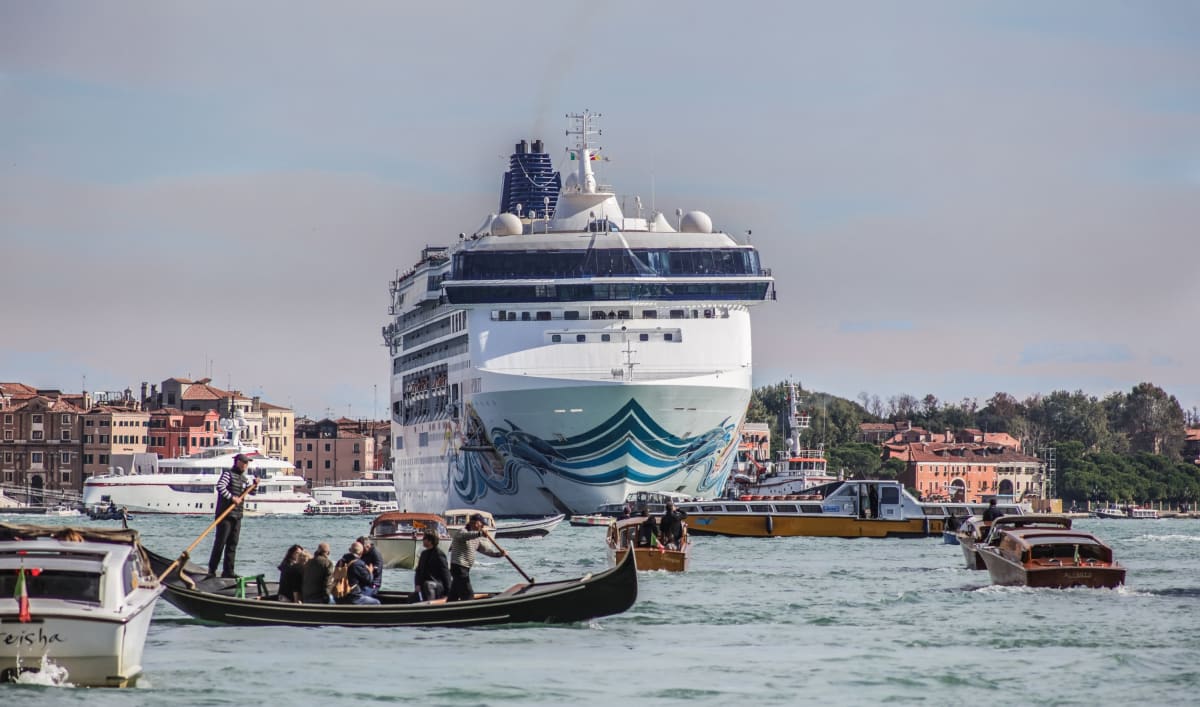 Turisté berou Benátky útokem ze souše i z moře