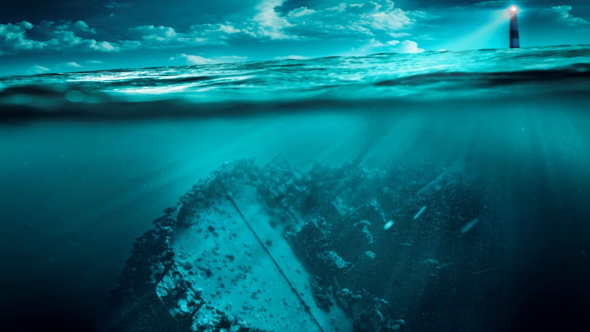 Vrak lodi pod vodou - ilustrační fotka