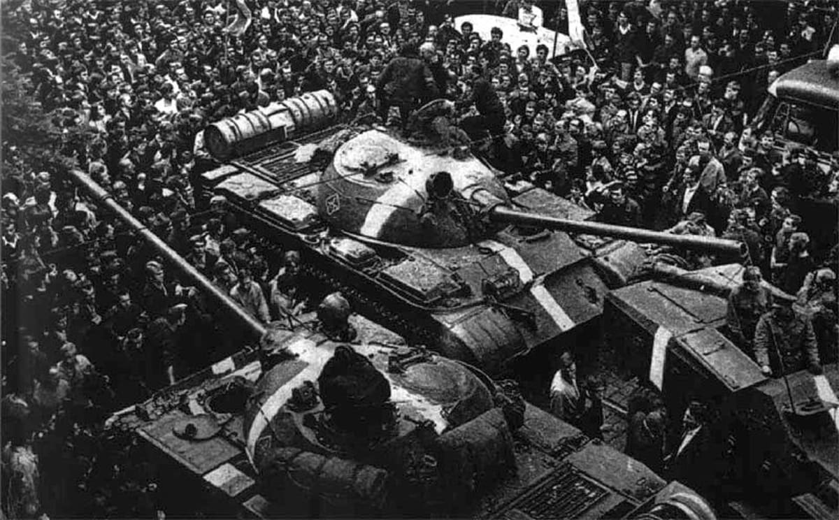 Dav demonstrantů obklopuje sovětské tanky během prvních dnů invaze