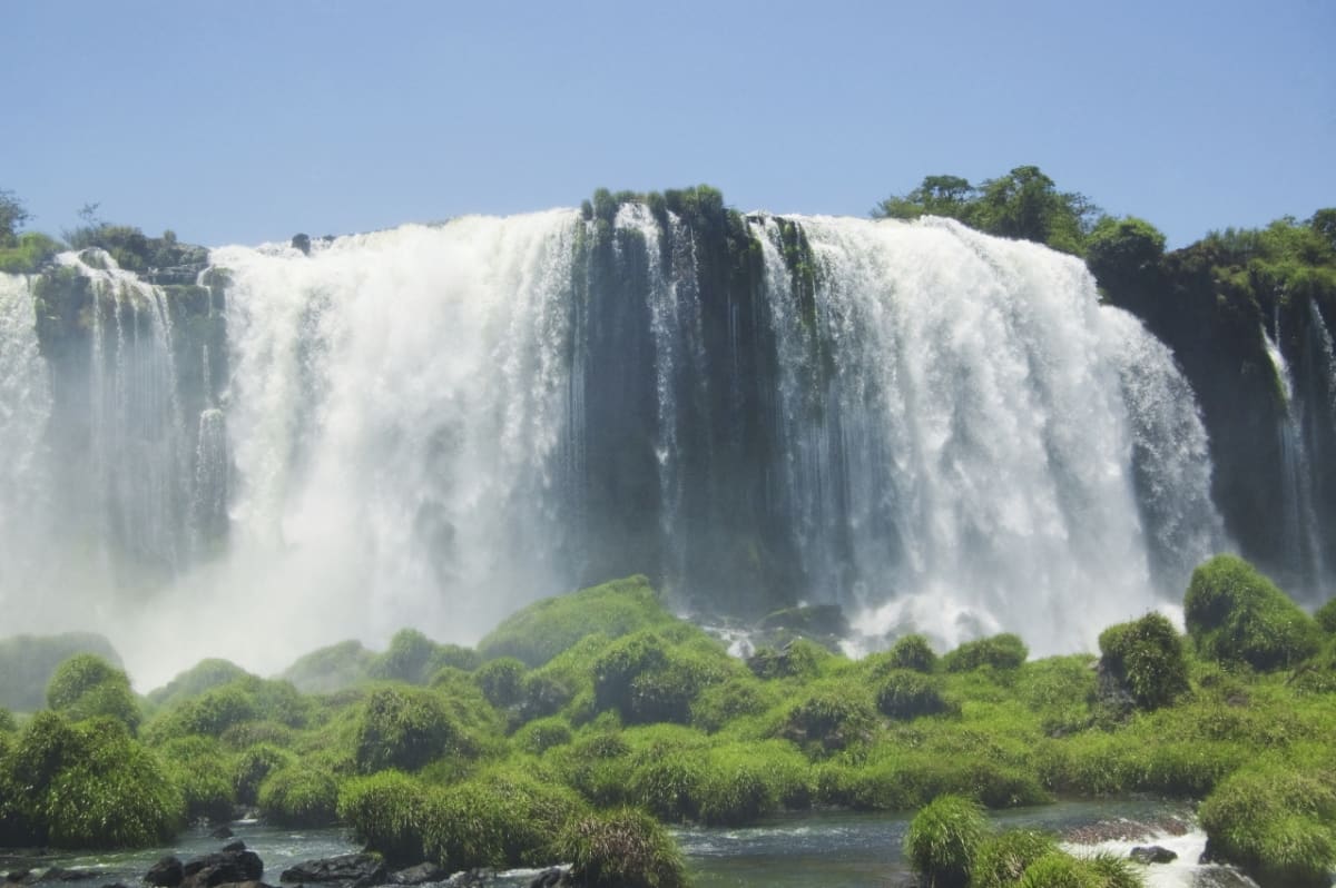 Lepší pohled na vodopády je z brazilské strany, odkud jsou vidět v celé šíři