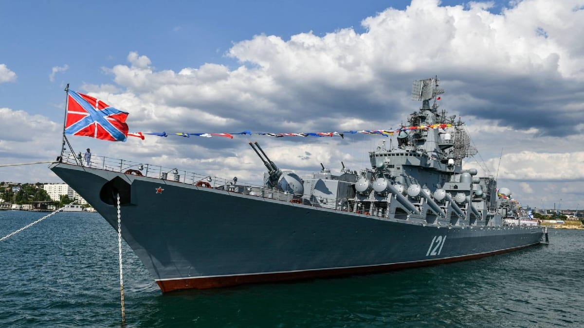 Ještě v červenci 2021 se křižník Moskva v Sevastopolu účastnil slavnostní přehlídky