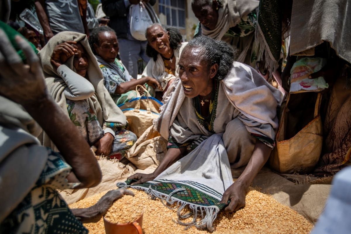 Etiopská žena se 8. května 2021 hádá s dalšími o rozdělení žlutého hrášku dodaného humanitárními organizacemi do tigrajského města Adula. Občanská válka v etiopské provincii Tigraj vypukla v listopadu 2020