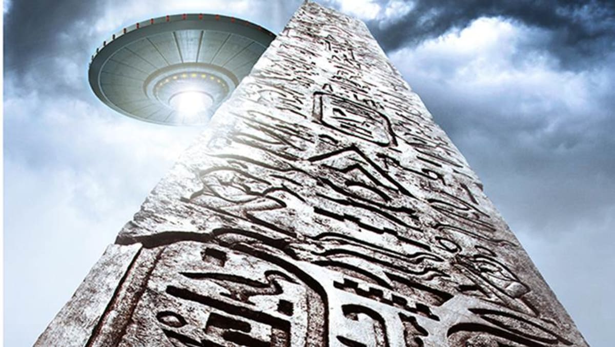 UFO nad pyramidou