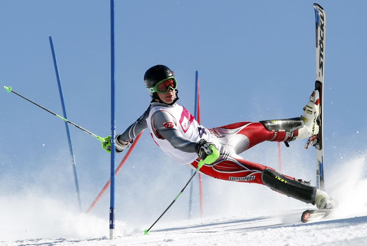 Polský závodník Pawel Starzyk právě jede slalom  v superkombinaci mužů na mezinárodním polském  mistrovství v alpském lyžování 24. března.