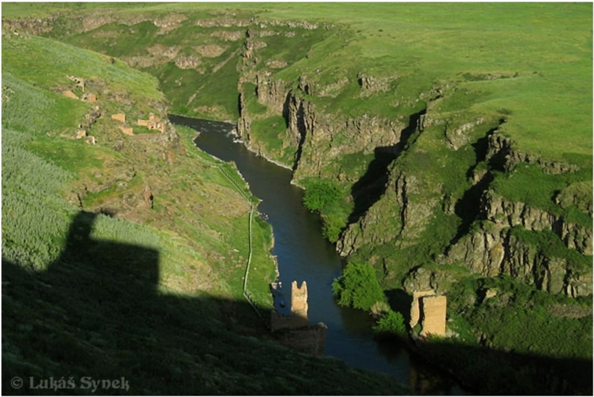 Kaňon řeky Arpa Čayi, za níž leží Arménie