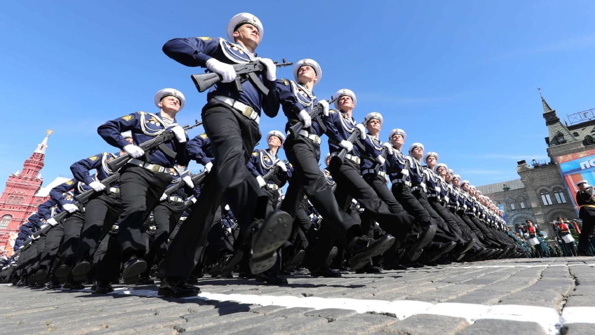 Ruští námořníci během tradiční vojenské přehlídky ke Dni vítězství