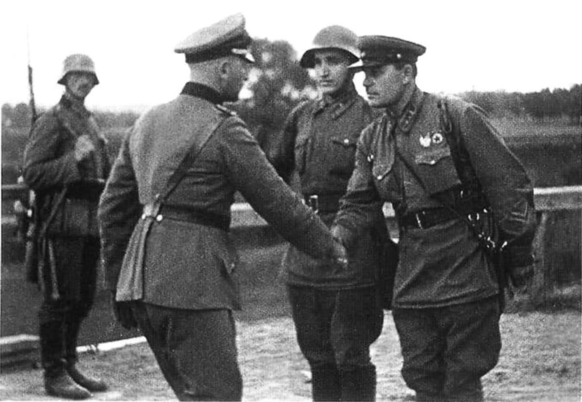 Německý a sovětský voják si podávají ruku na konci invaze do Polska