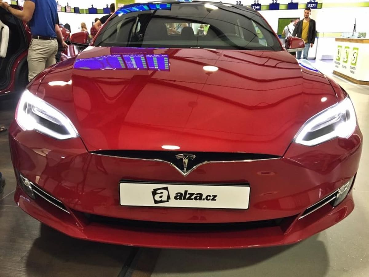 Alza začala prodávat elektromobily Tesla 10.