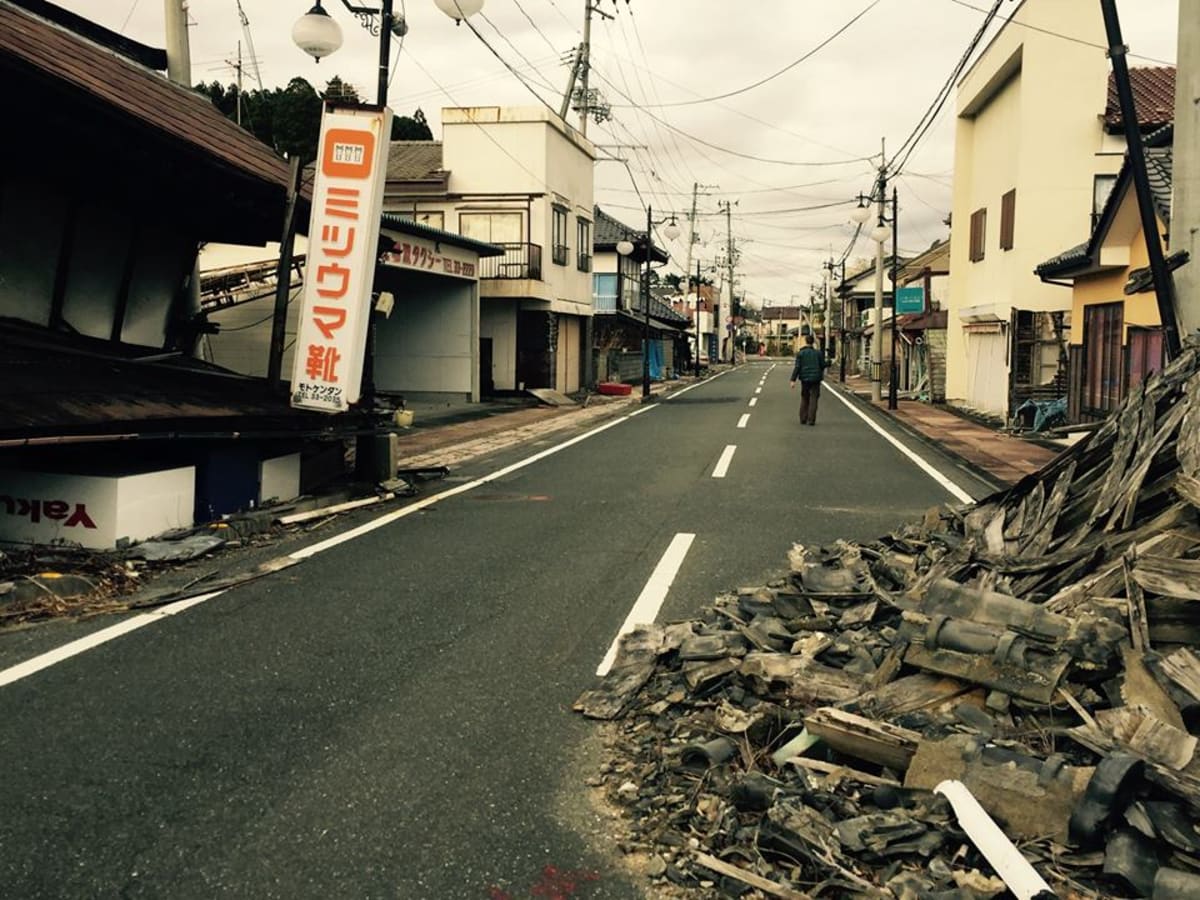 Na ulicích leží trosky po zemětřesení, které nemá kdo odklidit.