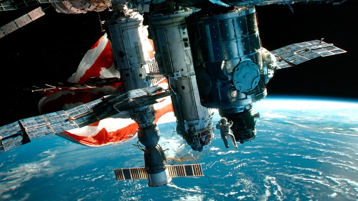 Poškození ISS vesmírným odpadem nám ukázal třeba film Gravitace