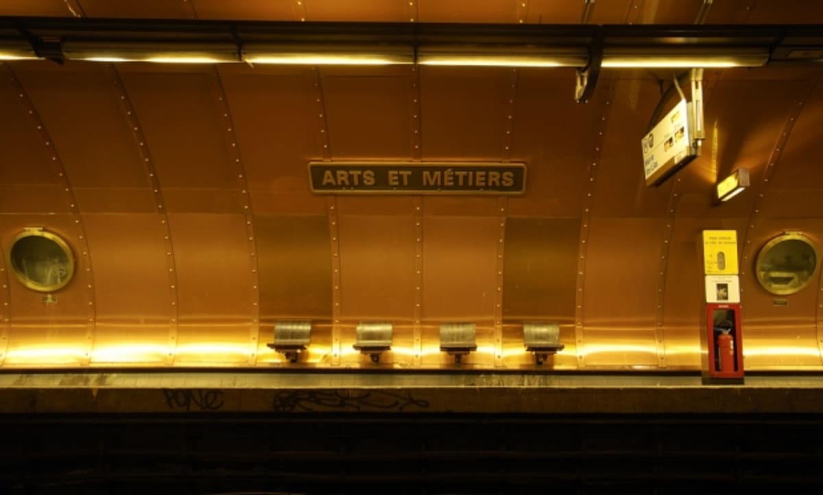 Pocta Julesu Vernovi - to je stanice metra Stanice Arts et Métiers.
