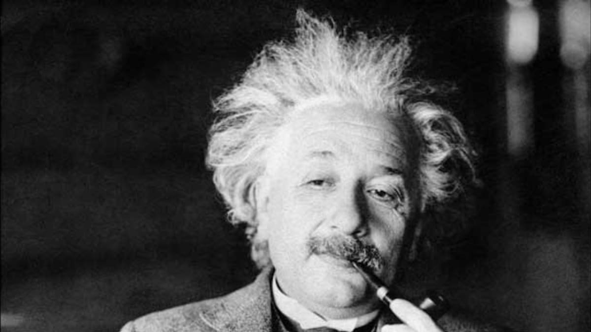 Albert Einstein - Ležérně s lulkou. Vlasy vyznávají heslo "nesmí to polehávat"