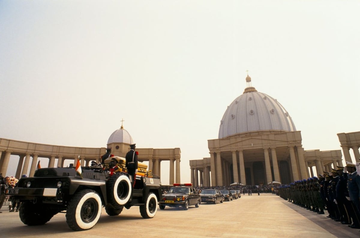 Největší kostel světa stojí v Pobřeží slonoviny - Obrázek 1