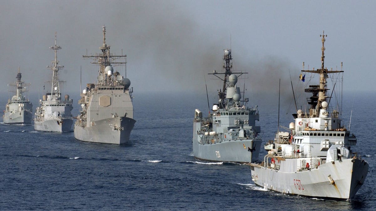 Mezinárodní flotila válečných lodí hlídkující v Adenském zálivu