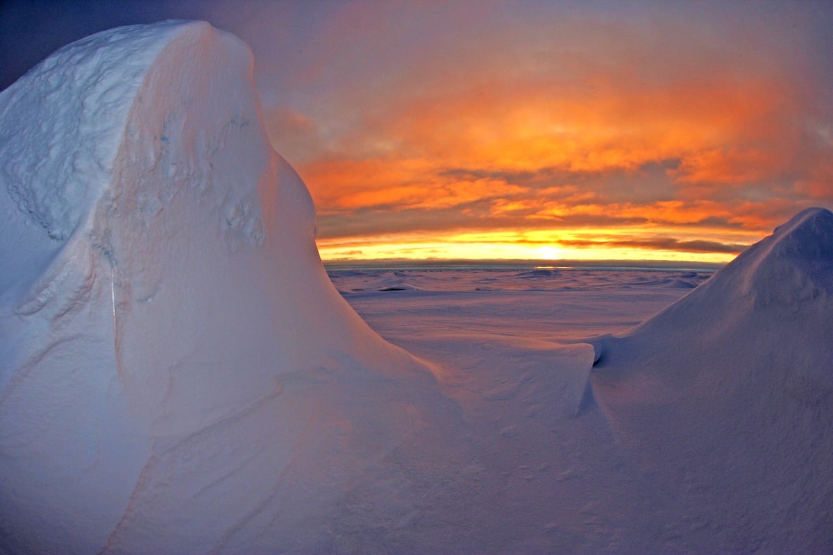 Západ Slunce v Severním ledovém oceánu je krásný.
