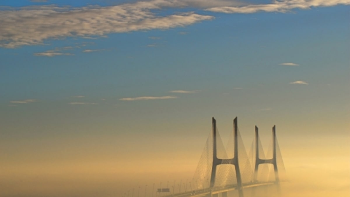Libanonský most Vasco da Gama v mlze. FOTO: Wikimedia Commons