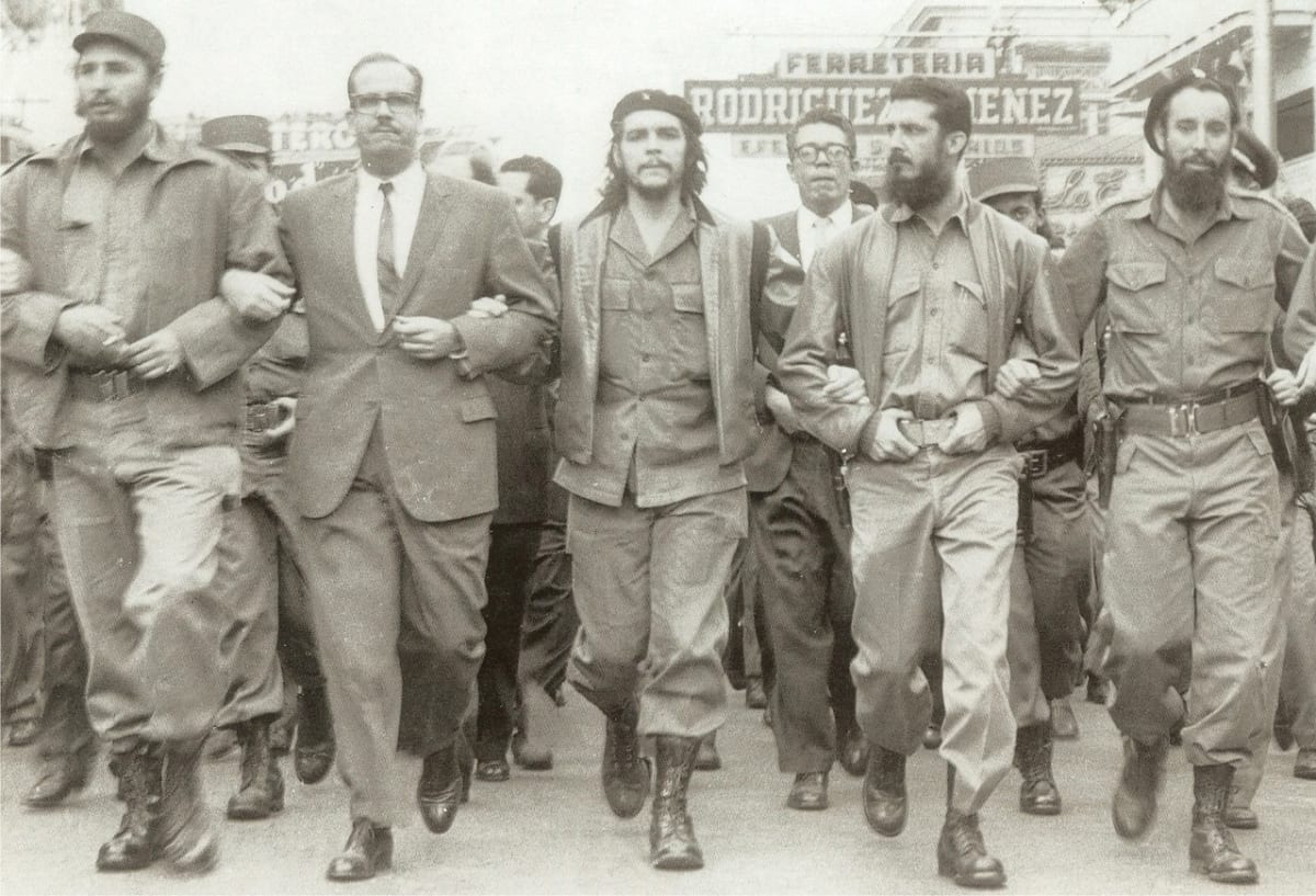 Fidel Castro pochoduje v sevření svých soudruhů