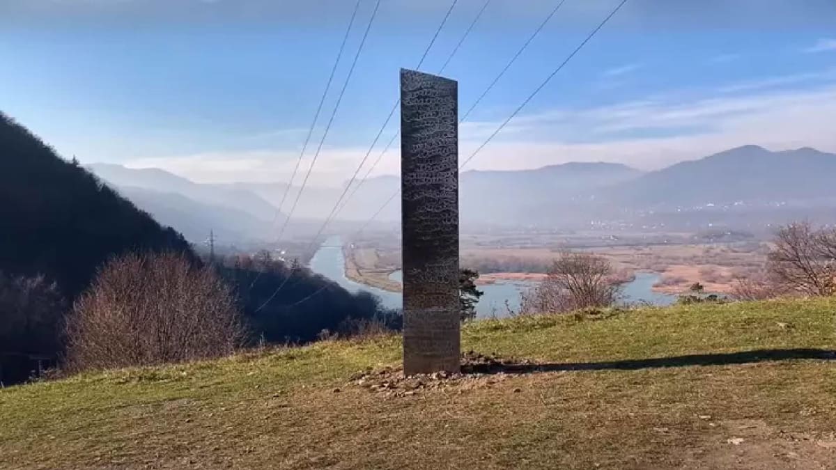 Záhadný monolit se k nám trochu přiblížil, momentálně je v Rumunsku