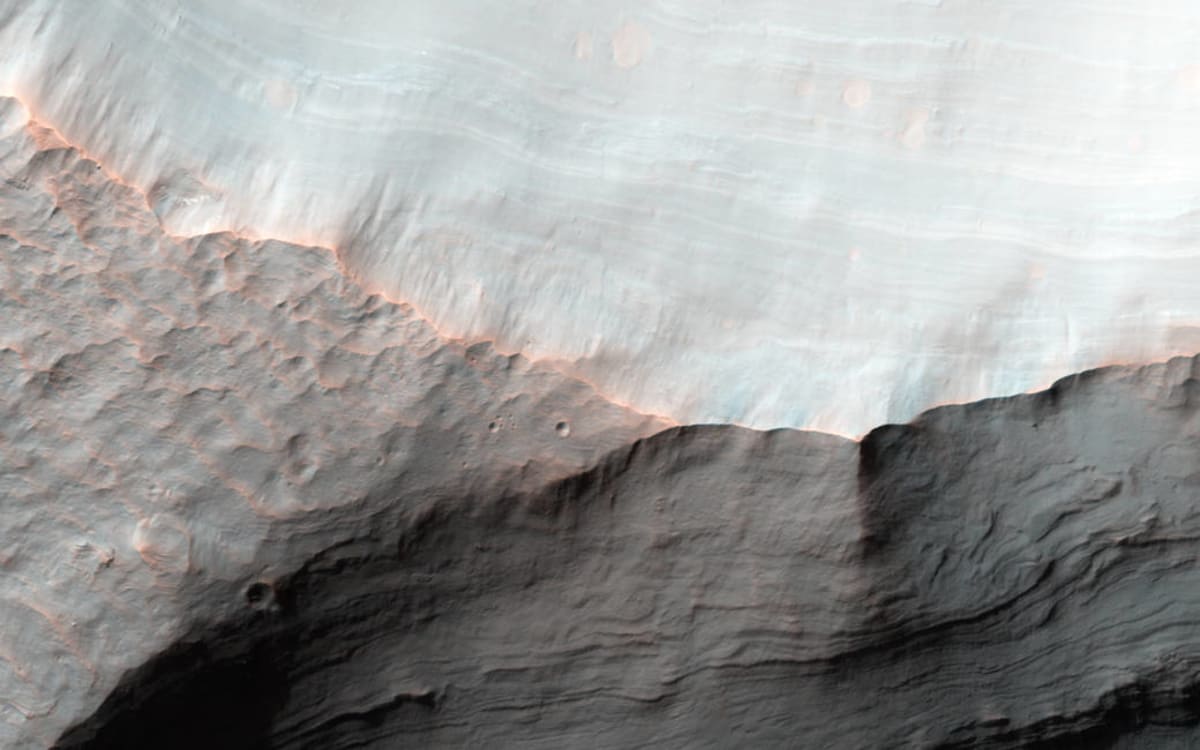 Všechny tváře rudé planety - kráter Saheki