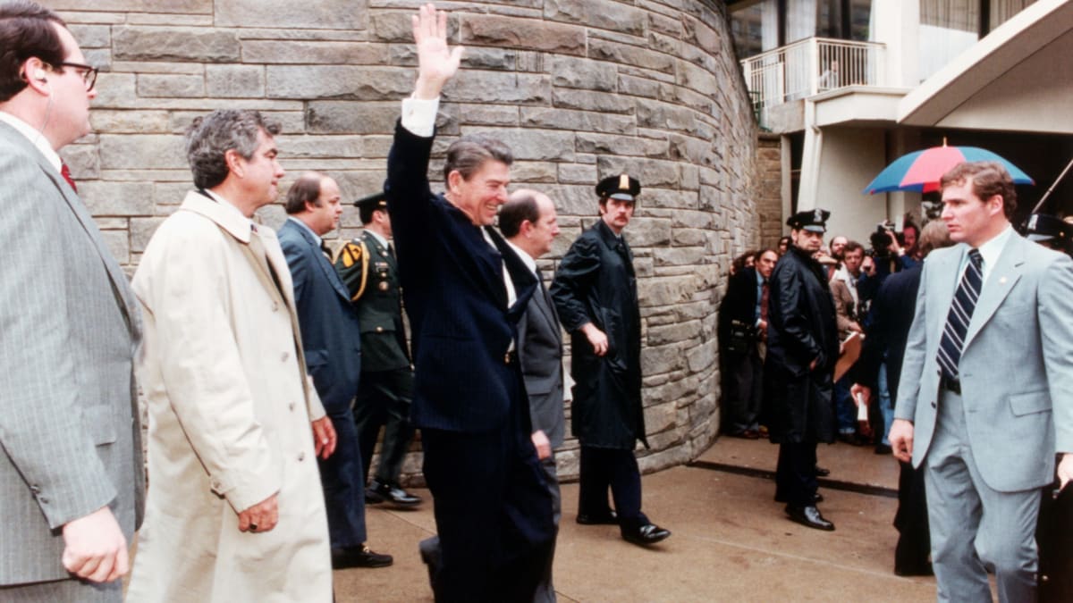 Prezident Ronald Reagan jen několik vteřin před atentátem