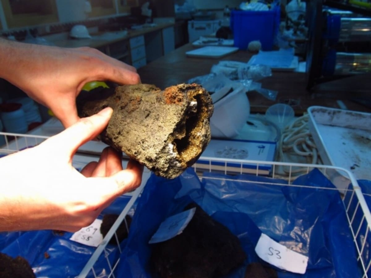 Vědec Alex Webber ukazuje kus kamene z termálního průduchu Beebe, který odebrala ze dna miniponorka.