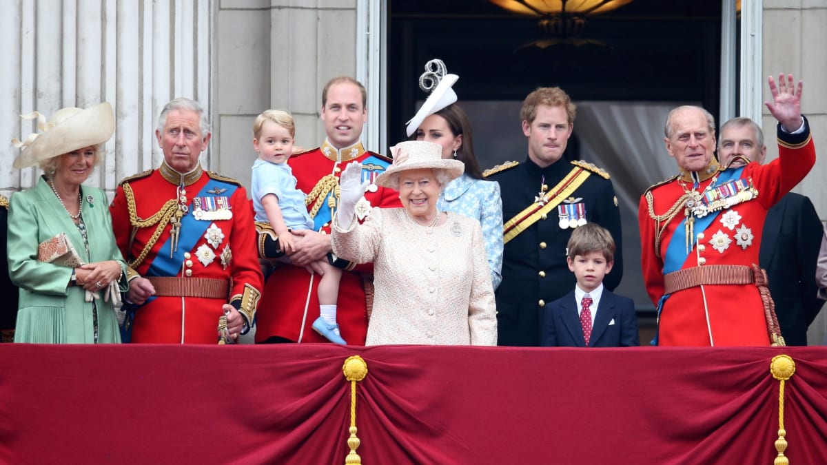 Britská královská rodina včetně prince Harryho (v tmavém) na balkonu Buckinghamského paláce