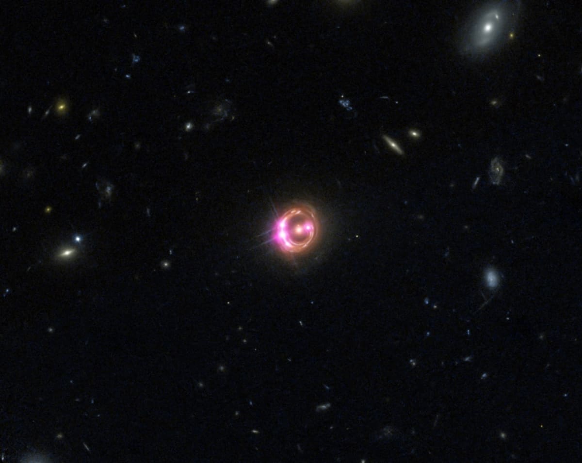 Kvasar RX J1131-1231 má v centru rotující černou díru