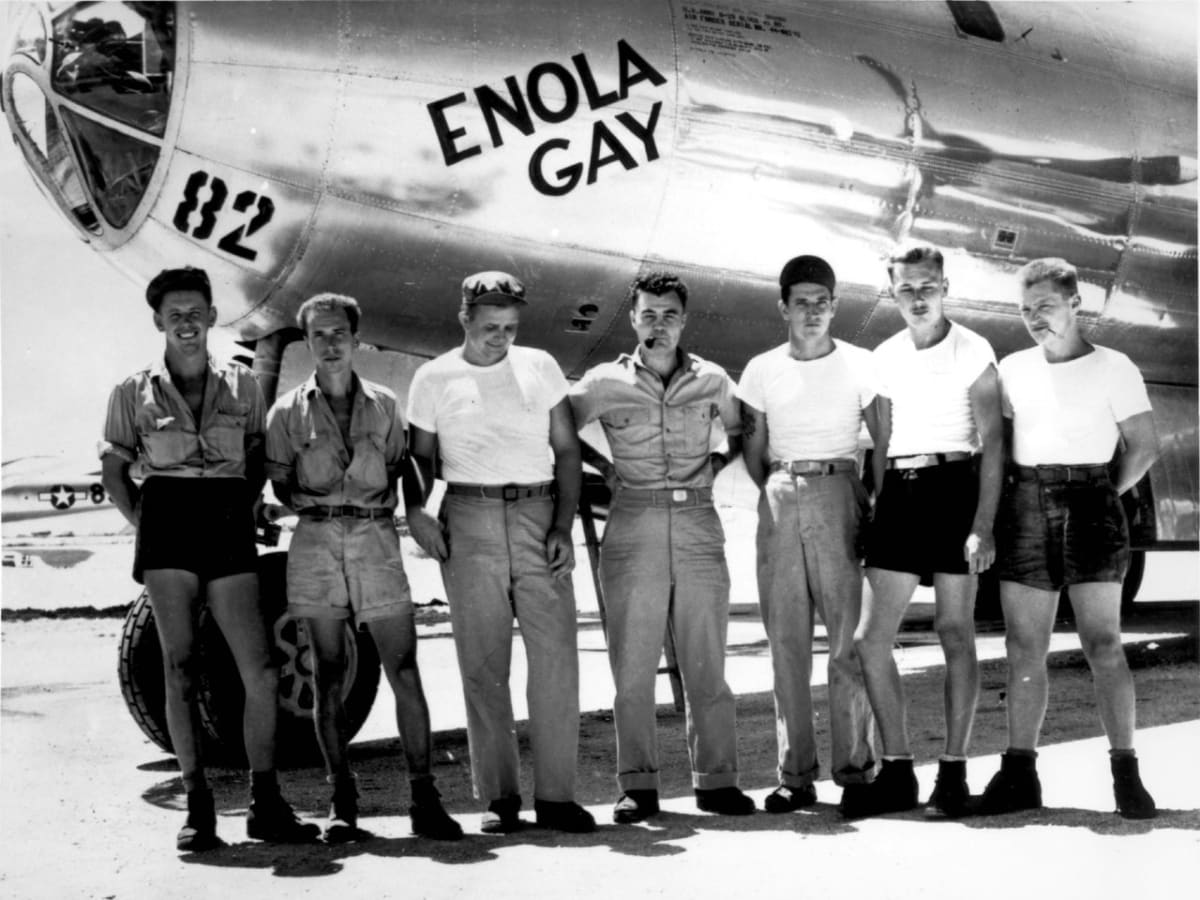 Posádka letounu B-29, který svrhnul první jadernou pumu na Hirošimu