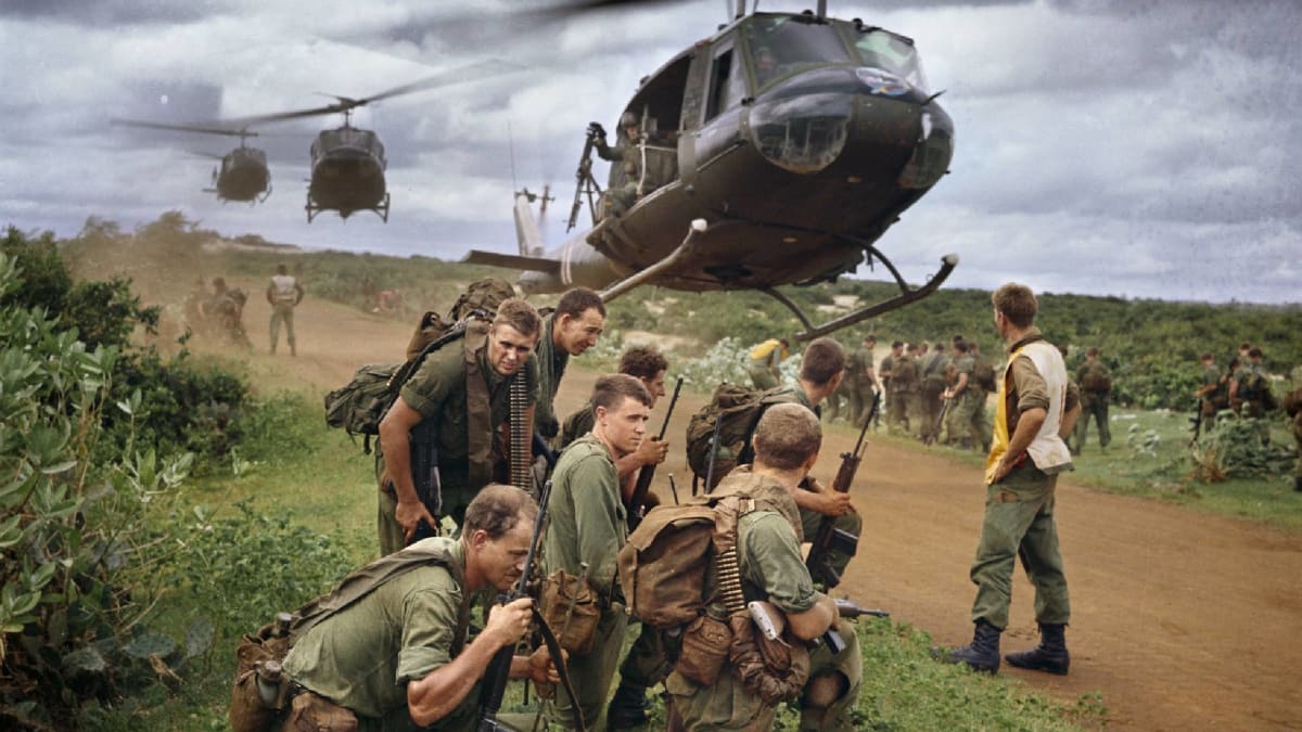 Válka ve Vietnamu stála životy také mnoha Australanů. Tady jejich oddíl čeká na vyzvednutí americkými vrtulníky