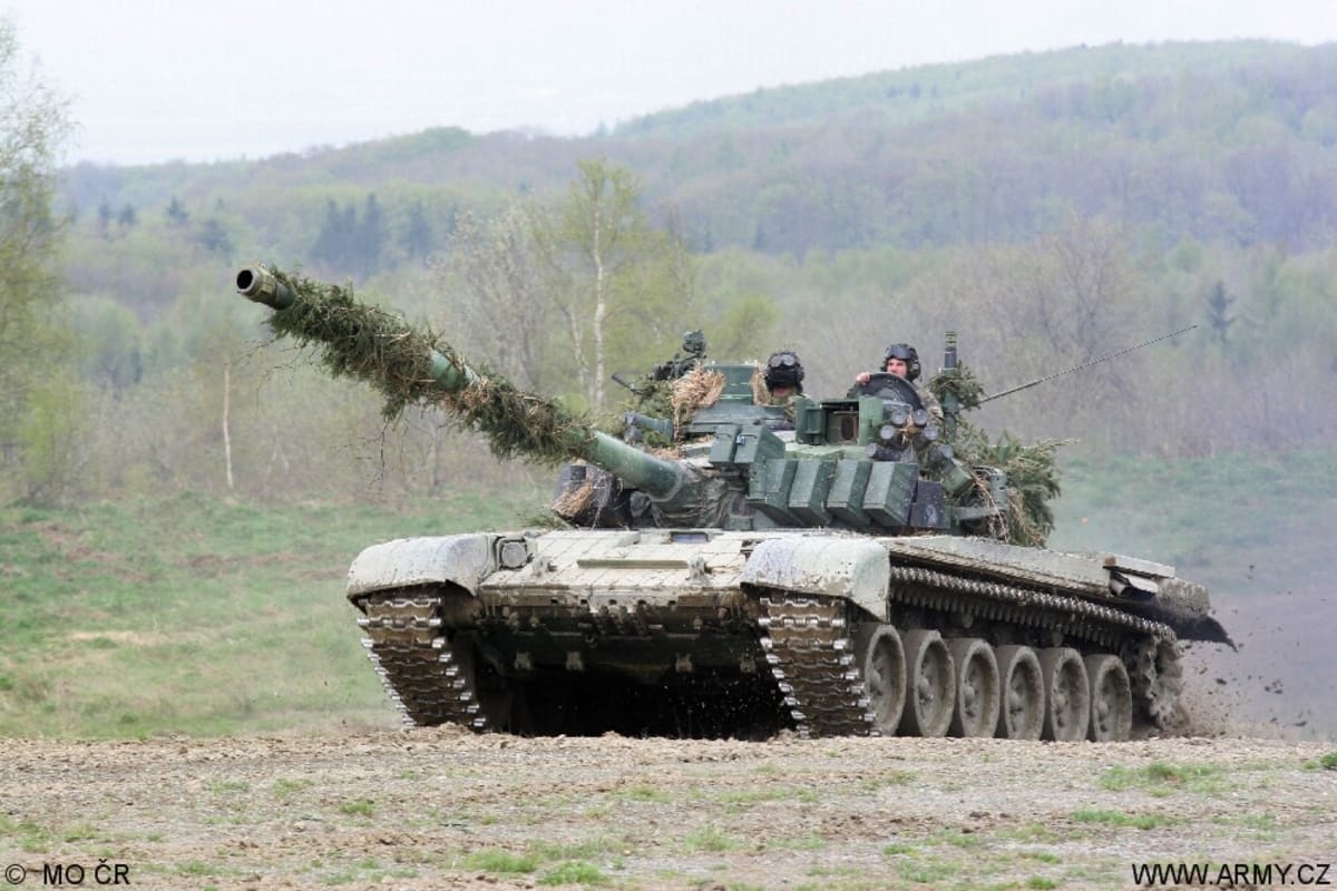 Tank je vybaven zařízením chránícím tříčlennou osádku, kterou tvoří velitel, střelec a řidič