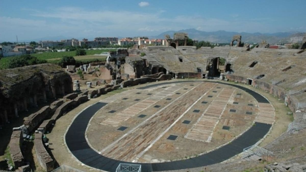 Amfiteátr v městě Capua - právě zde začínal bojovat slavný Spartacus WIKIMEDIA COMMONS