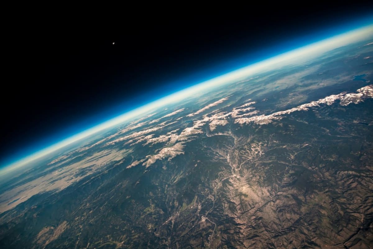Země a Měsíc ze stratosférického balónu