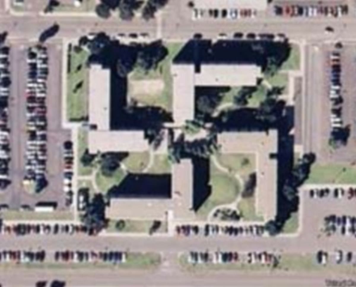 Americká vojenská škola Coronado v Kalifornii má nešťastný tvar hákového kříže...