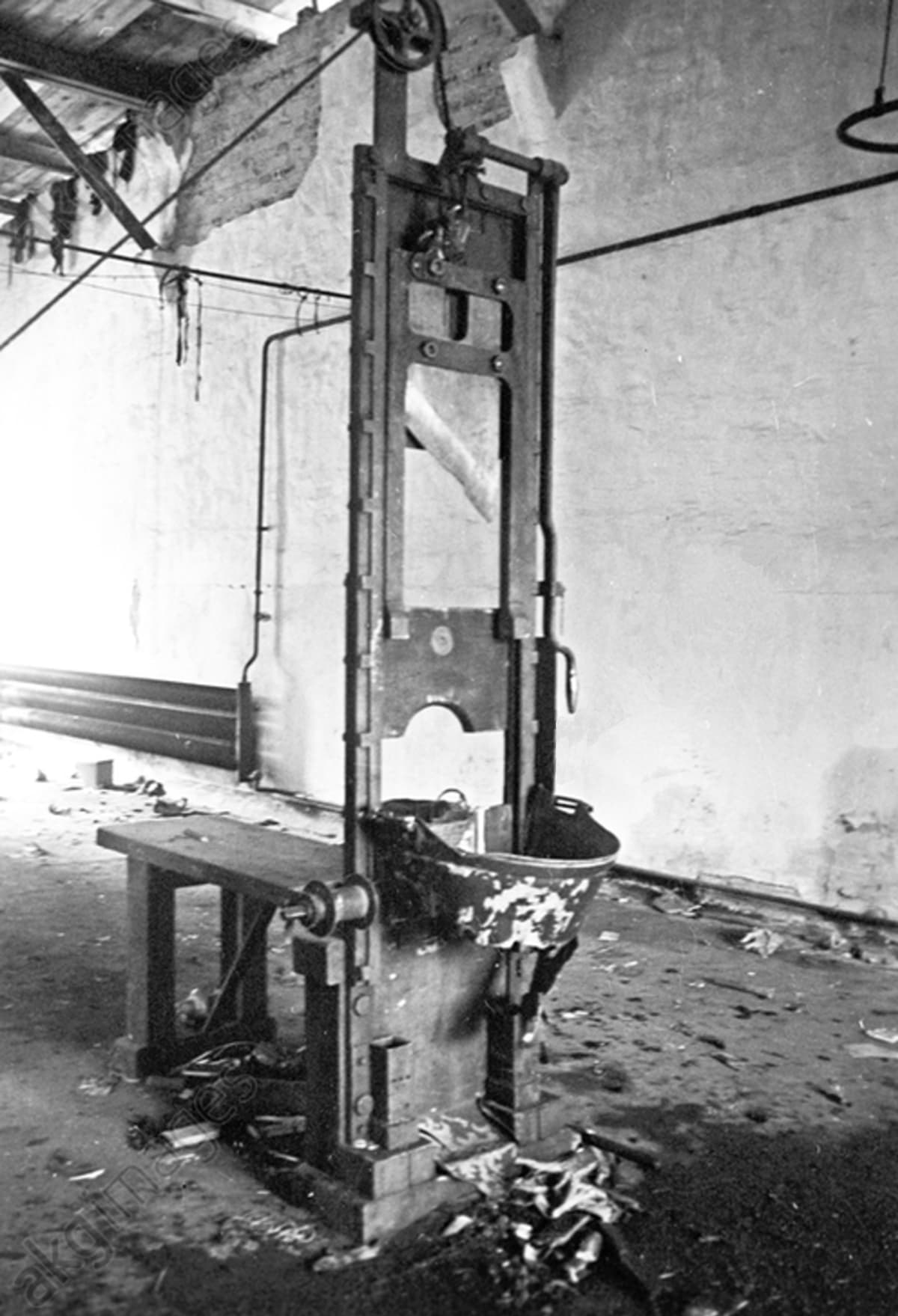 Gilotina v berlínské věznici Plötzensee v dubnu 1945. Gilotina sťala i stovky českých odbojářů.