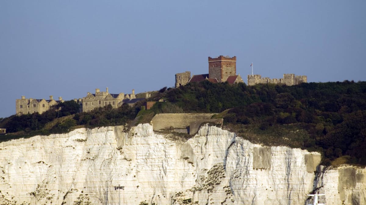 Křídové útesy pod hradem v Doveru ukrývají největší protiatomový kryt v Británii