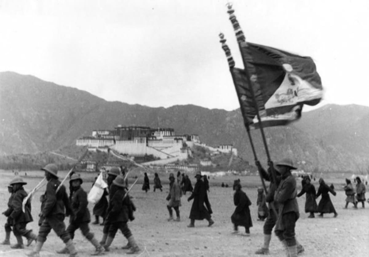 Tibetští bojovníci pod Potalou