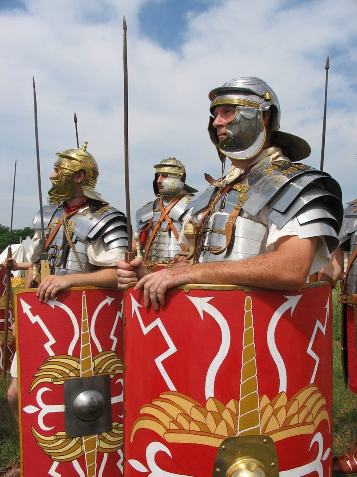 Moderní rekonstrukce římských legionářů s plátovou zbrojí (lorica segmentata)