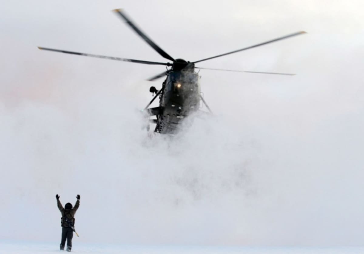 Vrtulník SeaKing Mk4 britského vojenského námořnictva přistává v Norsku
