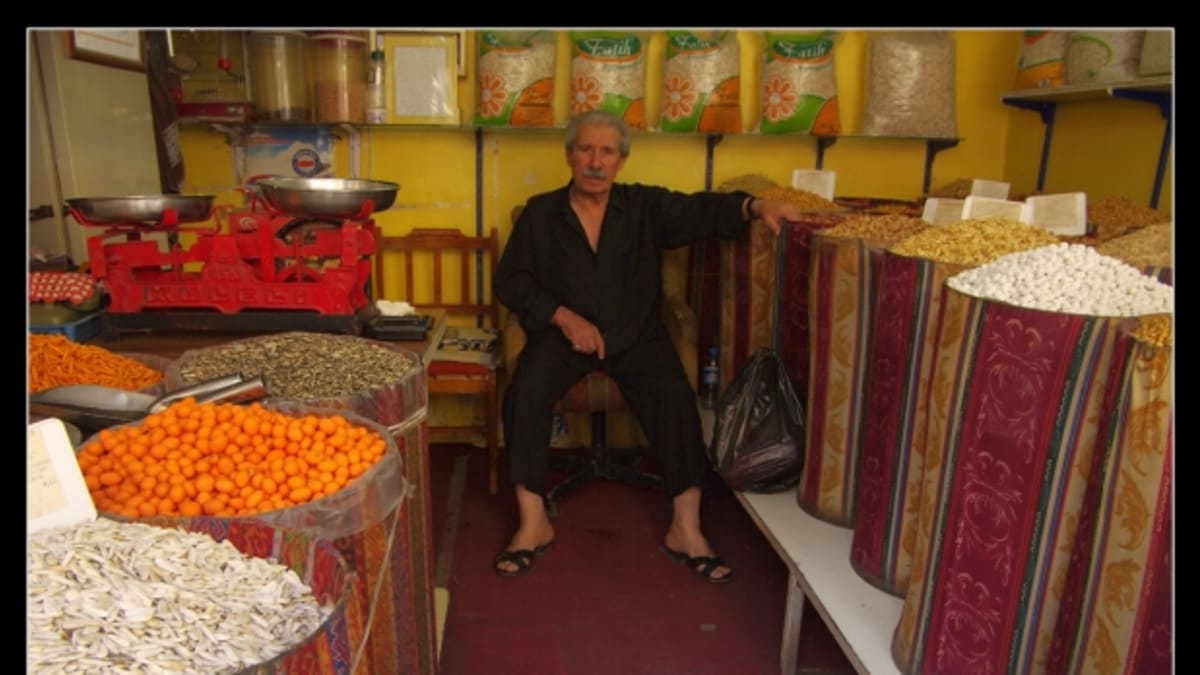 Prodavač oříšků a jedlých semen - Turci obzvlášť milují slunečnicová