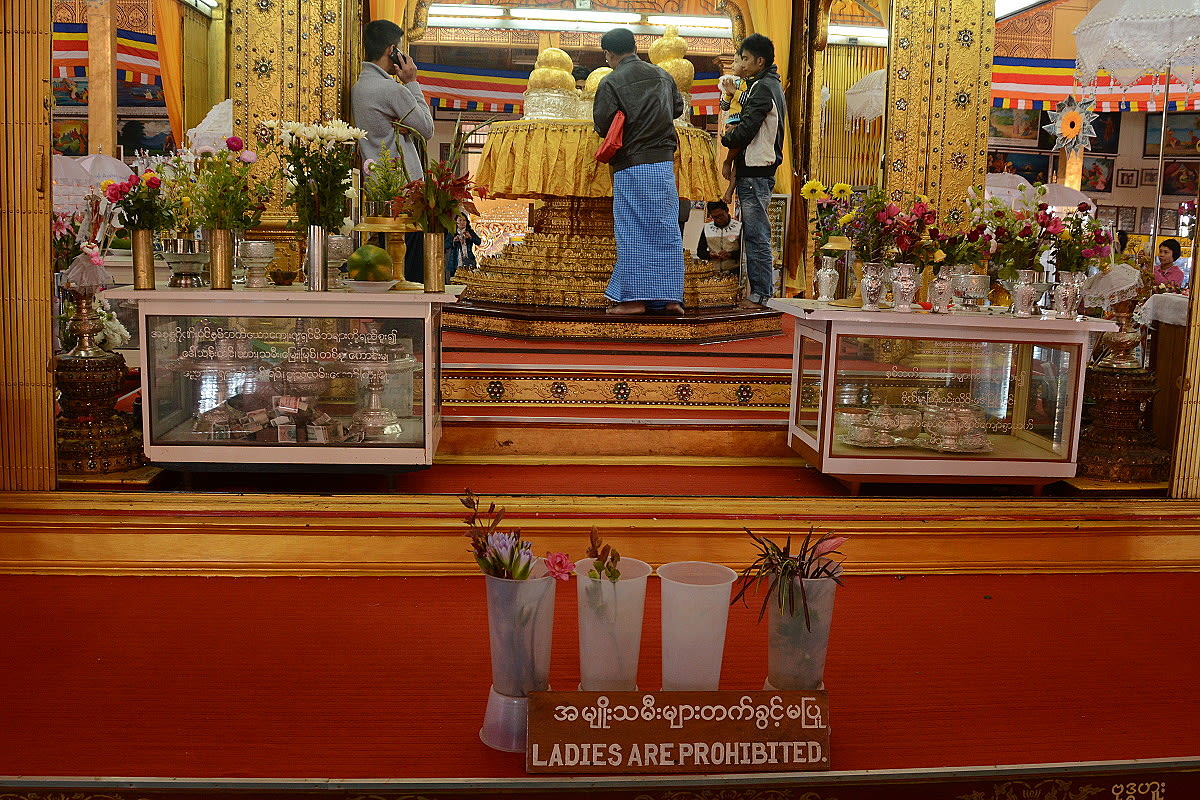 Ženám vstup zakázán - pohlednout na zlatými plátky oblepené sochy Buddhy mohou jen z dálky