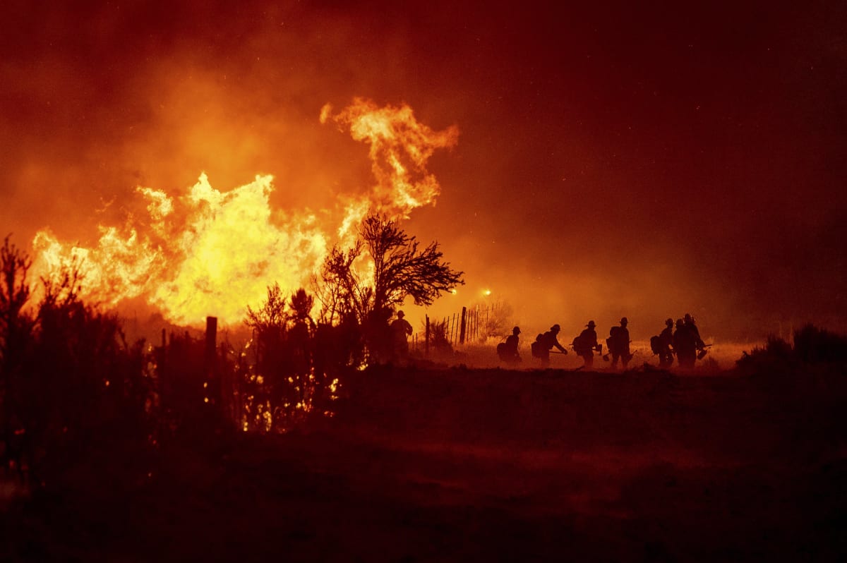 Hasiči bojují 9. července 2021 v kalifornském městečku Doyle s rozsáhlým požárem. Lesní požáry si vyžádaly tři oběti, plameny zničily přes 3600 budov