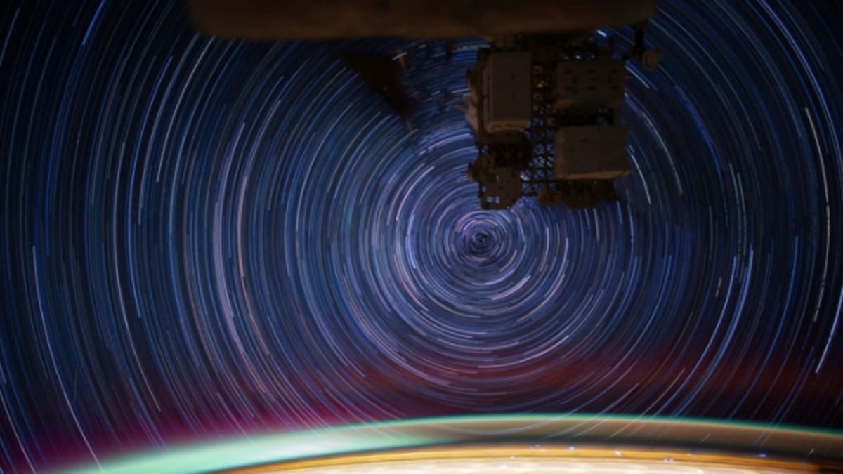 Když se udělá správná časosběrná fotografie, hvězdy na obloze nad ISS utvoří kruh.
