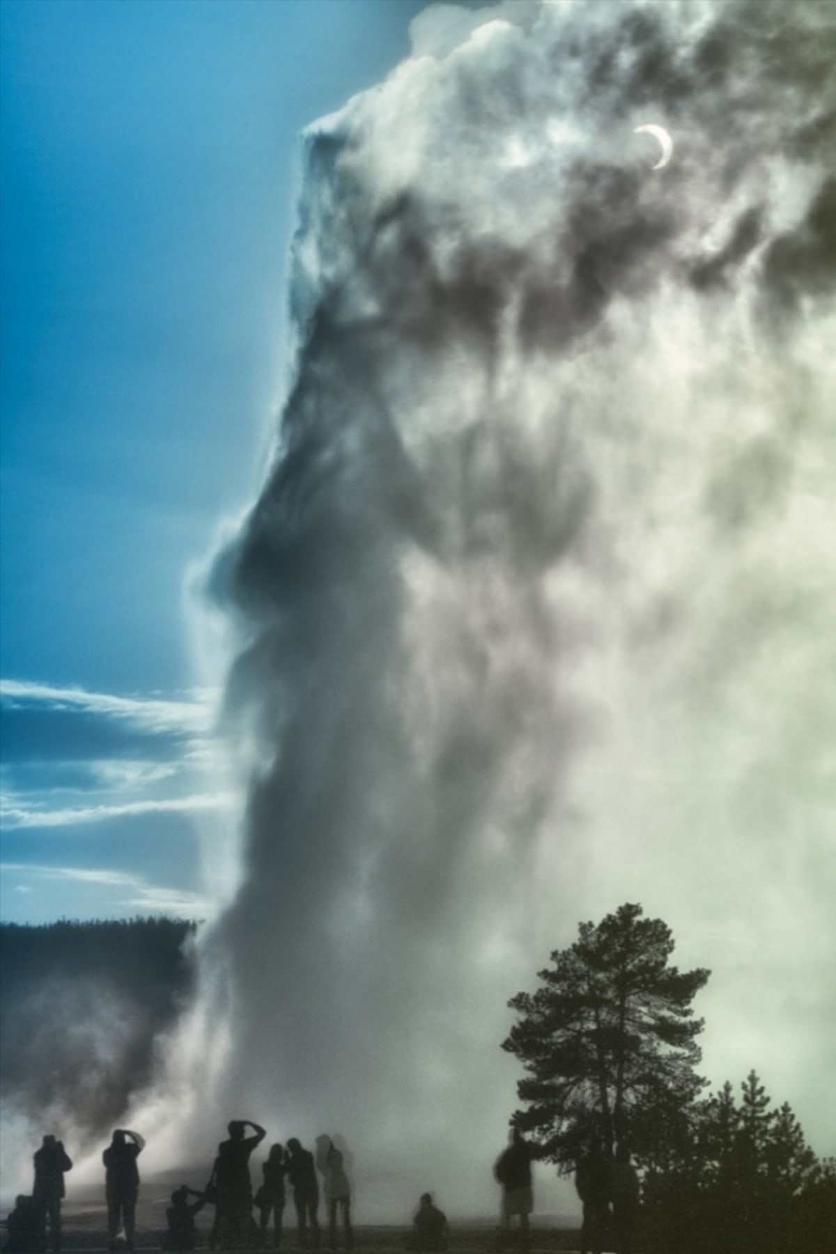 Zatmění nad gejzírem Old Faithful v Yellowstone, USA