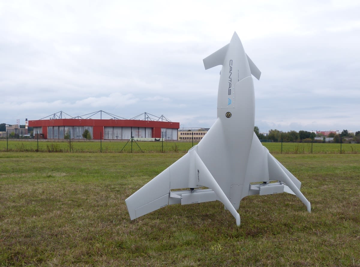 CANTAS - nový český válečný dron - na letišti