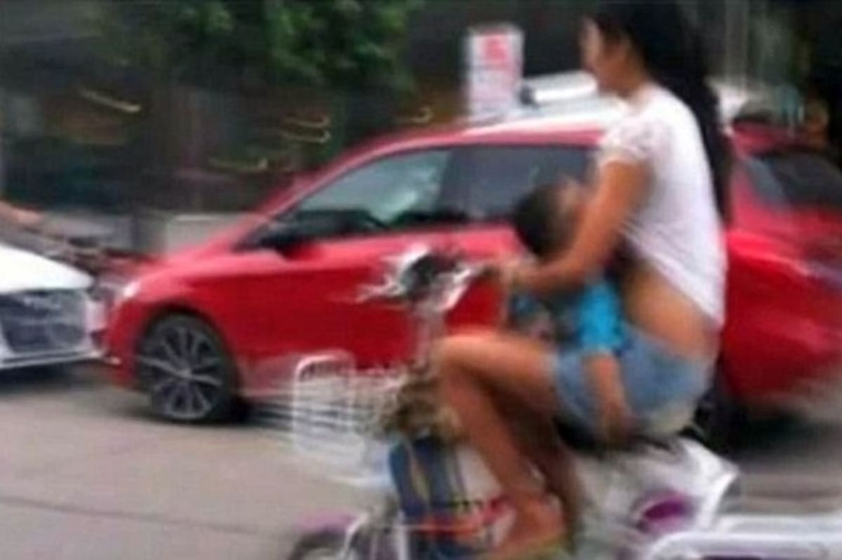 Matka kojí na mopedu