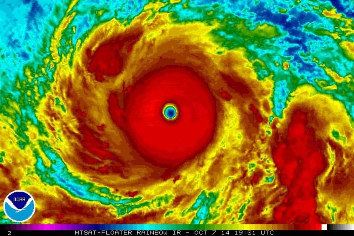 Oko bouře v úterý, fotka ze satelitů NOAA