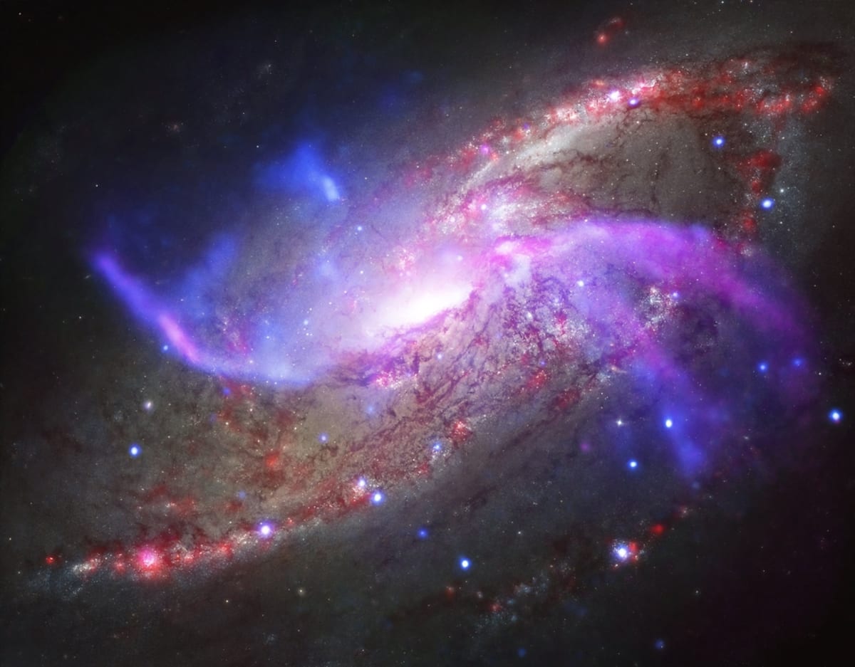 NGC 4258/M106: galaxie s černou dírou, čtyřmi rameny a nádhernými barvami k tomu