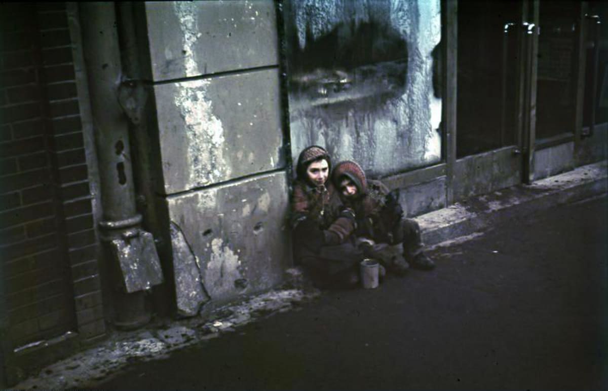 Jedna z mála zachovalých barevných fotografií z Varšavského ghetta