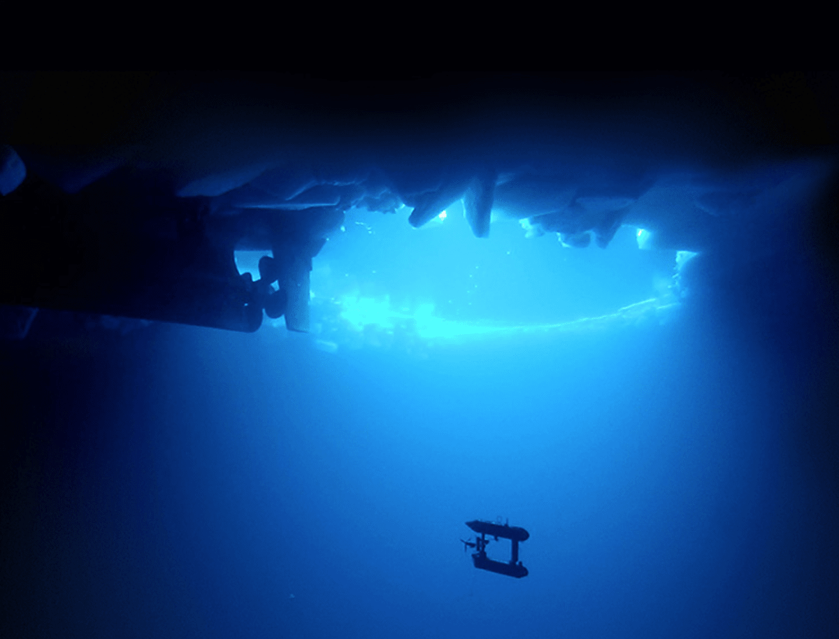 Dron v moři pod Antarktidou
