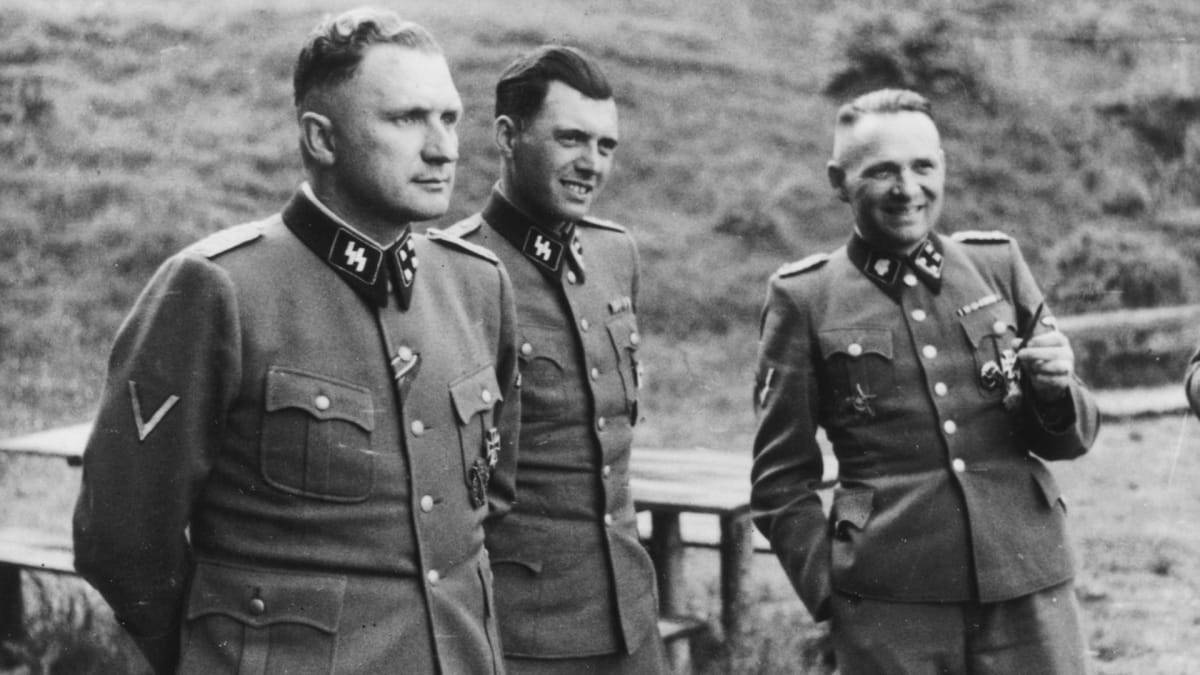Josef Mengele (uprostřed) během druhé světové války